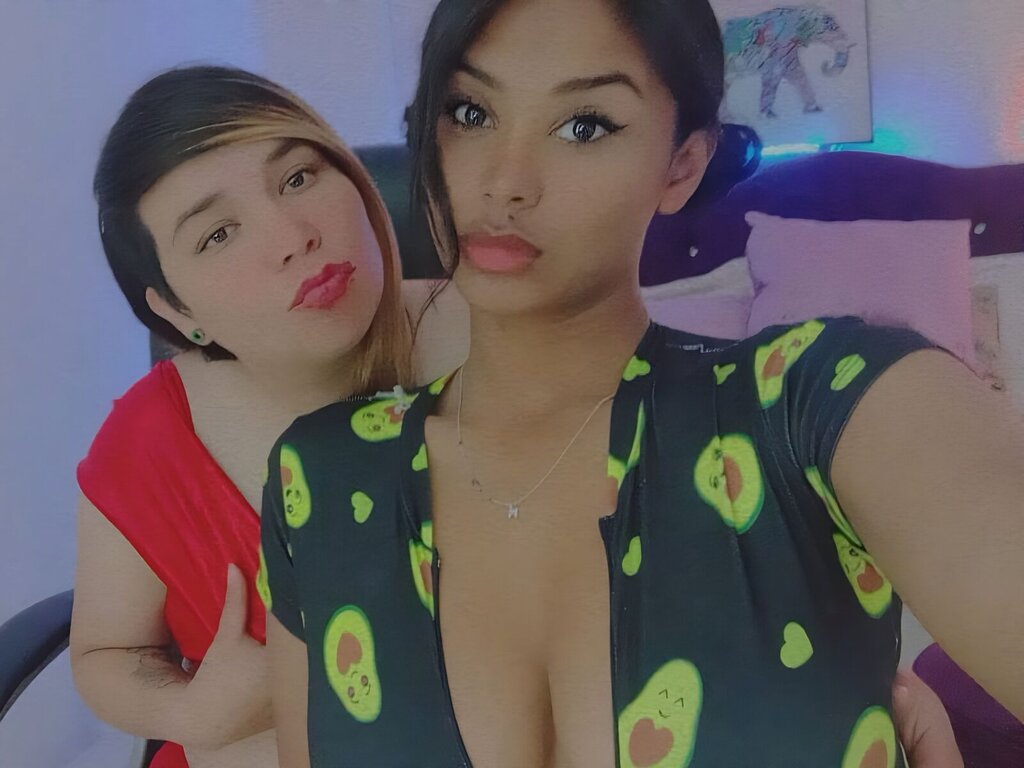 AnnieAndMia's live sex