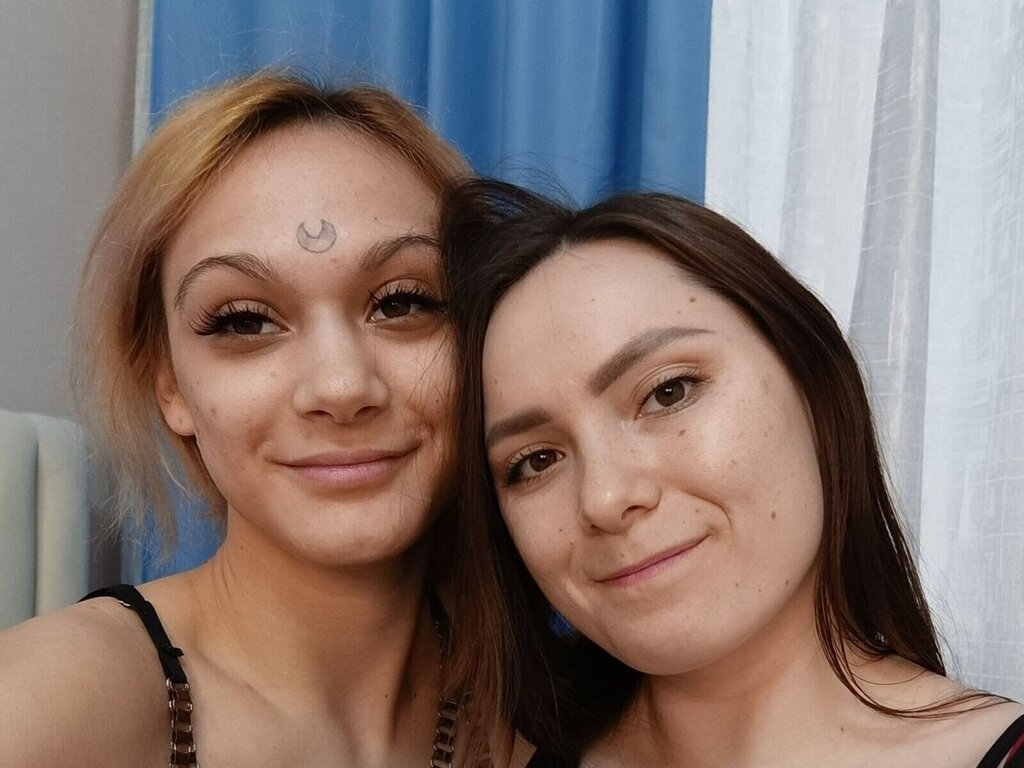 SilviaAndDarel's live sex